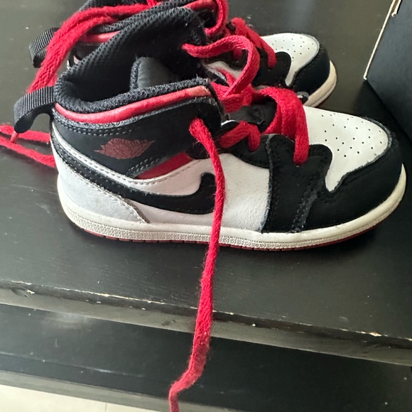Toddler Nike Jordan 1 mid (TD) size 8. Gently used - Picture 2 of 4